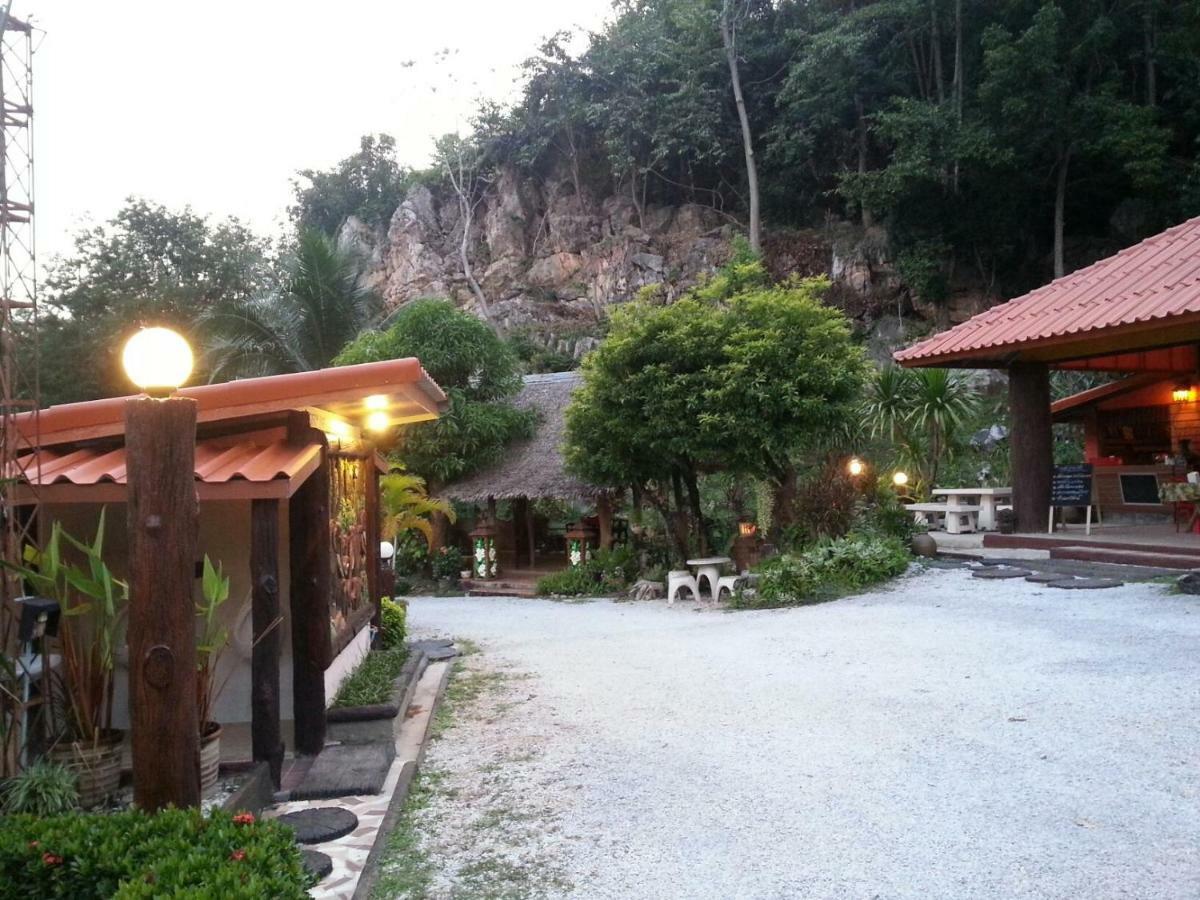 นพรัตน์การ์เด้นฮิลล์ Hotel อุทัยธานี ภายนอก รูปภาพ
